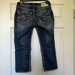 Silver Jeans Suki flap pocket capris